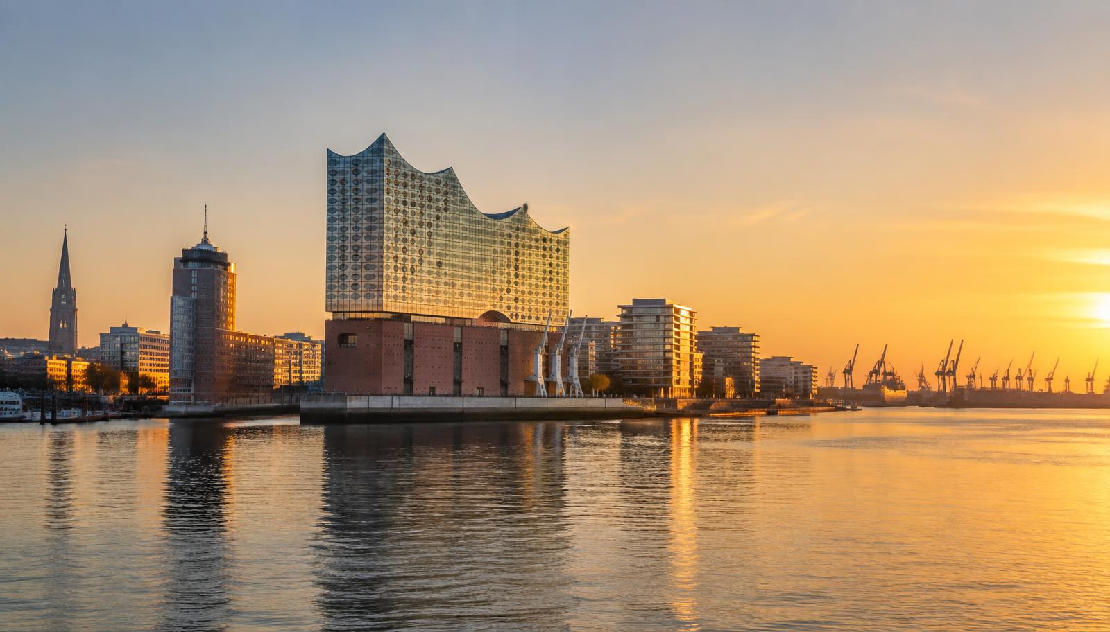 Hamburger Hafenpanorama mit Elbphilharmonie und moderner Skyline bei Sonnenuntergang